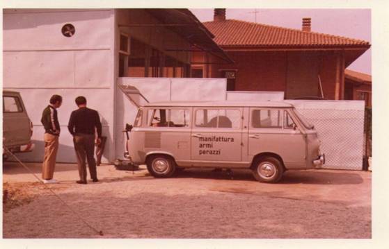 C:\Users\Ole\Documents\Historier skeet.dk\Perazzi bus ved VM Bologna 1971.jpg